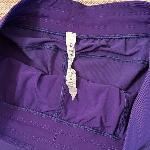 Women’s Lululemon Athletica Purple License to Train 4” shorts size 10 - Picture 2 of 2